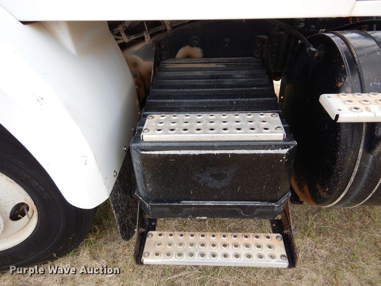 image for item DM6396 1989 White GMC WCS  semi truck