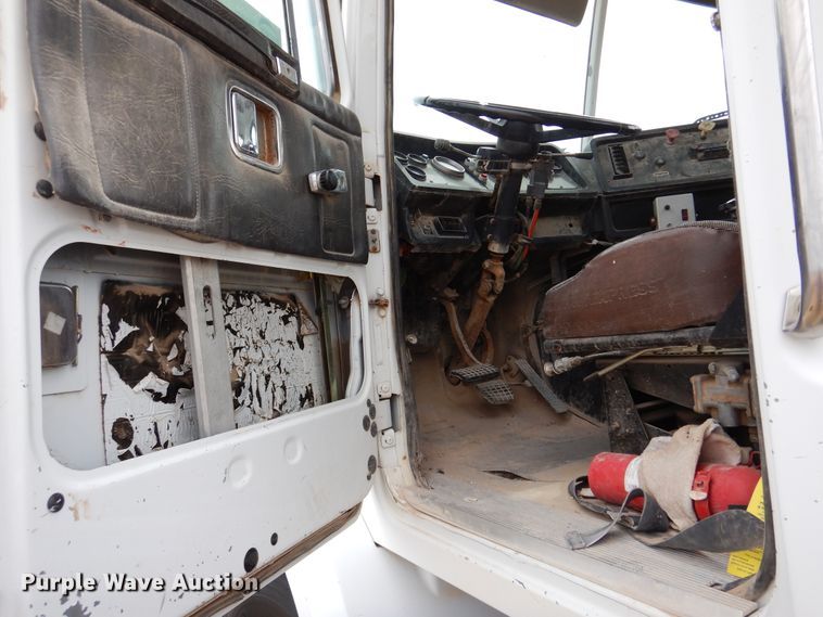 image for item DM6396 1989 White GMC WCS  semi truck