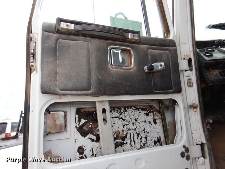 image for item DM6396 1989 White GMC WCS  semi truck