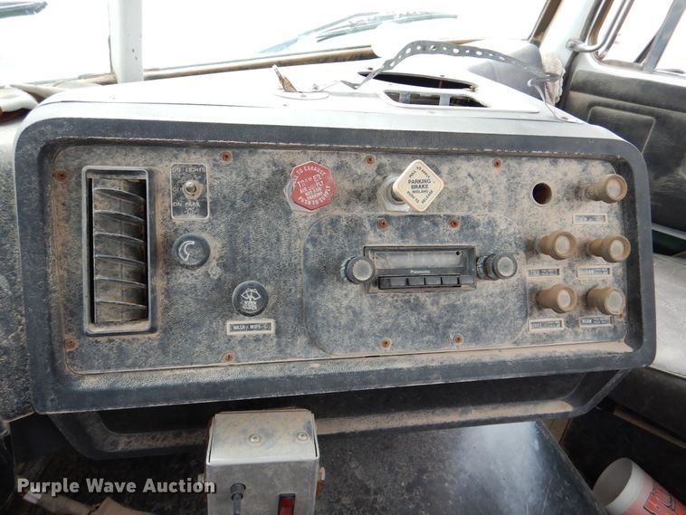 image for item DM6396 1989 White GMC WCS  semi truck