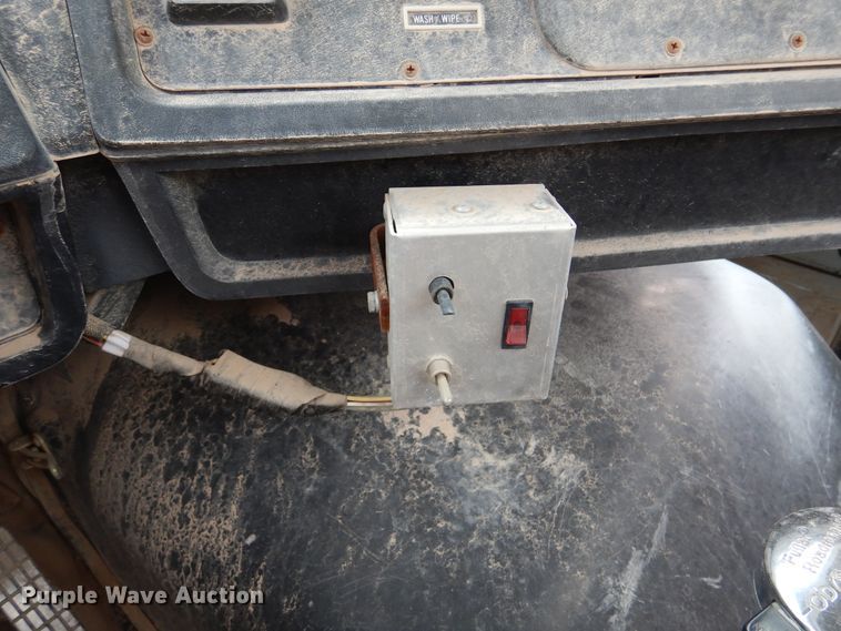 image for item DM6396 1989 White GMC WCS  semi truck