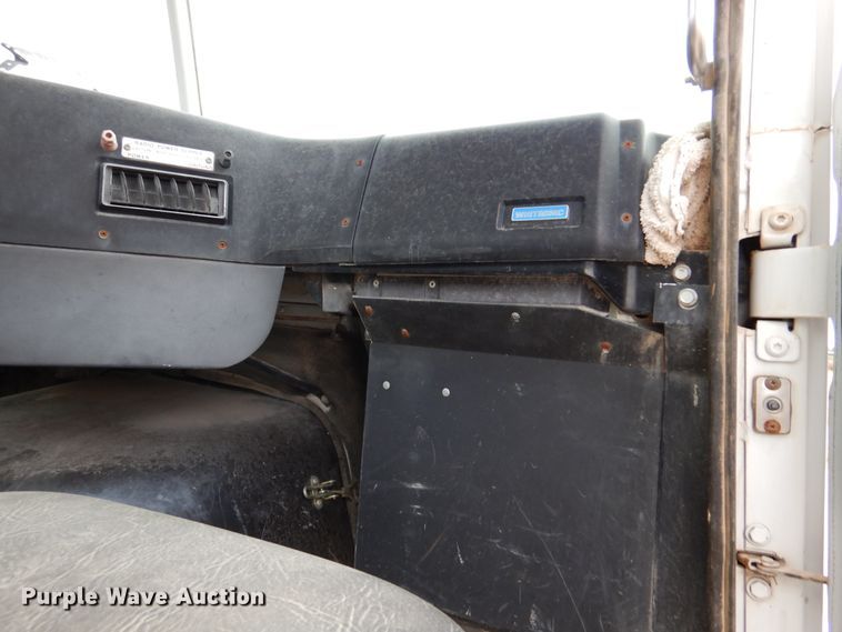 image for item DM6396 1989 White GMC WCS  semi truck