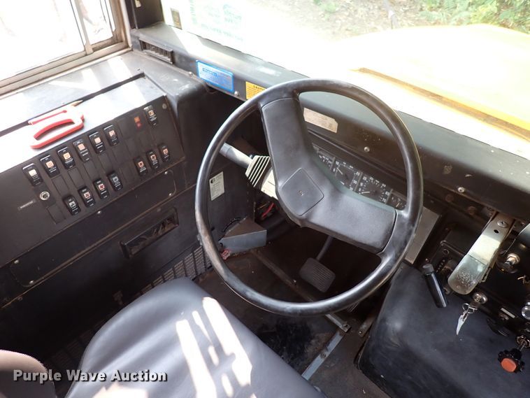 image for item DN1876 1996 International 3800  school bus