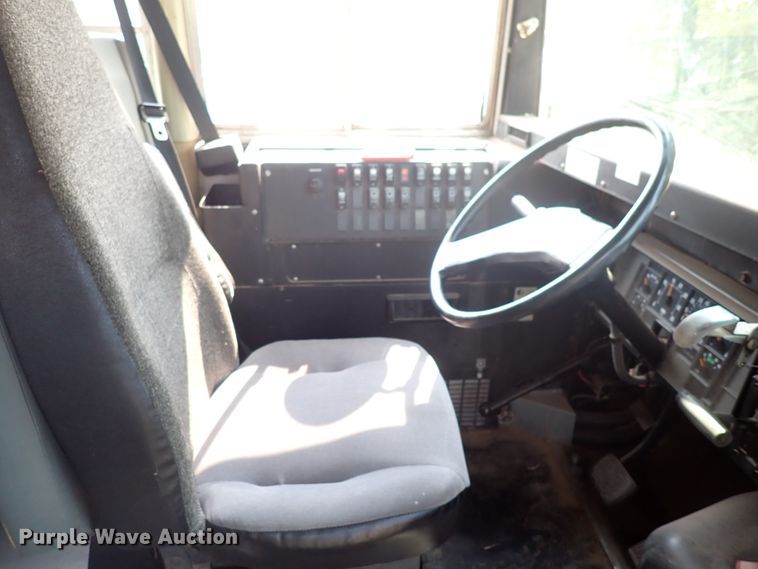 image for item DN1881 1995 International 3800  school bus