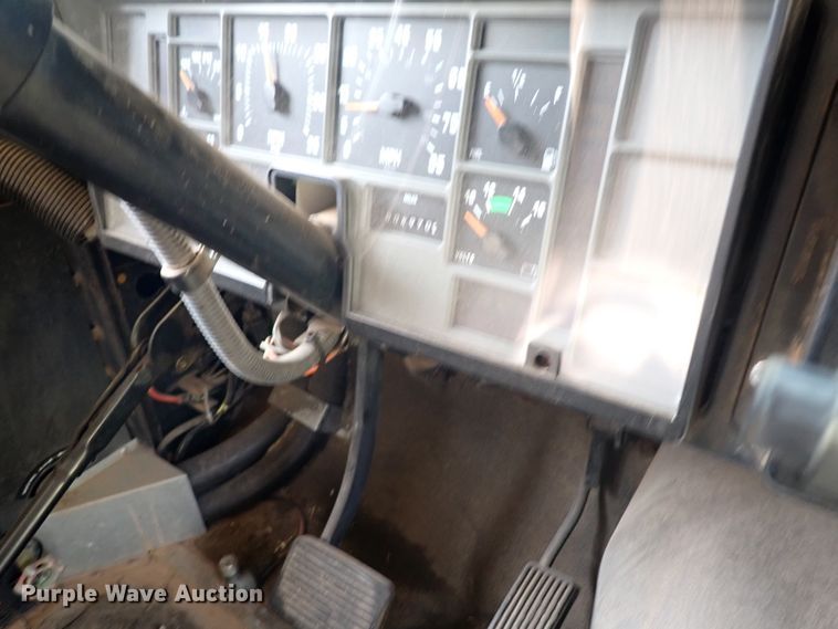 image for item DN1881 1995 International 3800  school bus