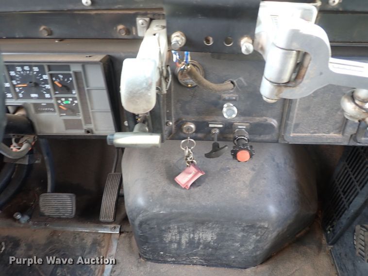 image for item DN1881 1995 International 3800  school bus