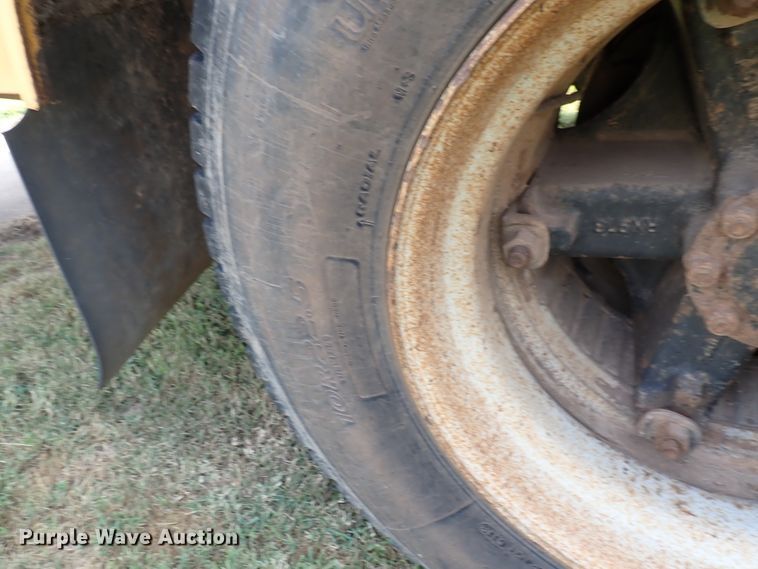 image for item DN1881 1995 International 3800  school bus