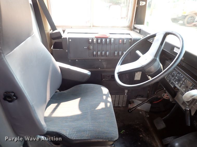 image for item DN1882 1996 International 3800  school bus