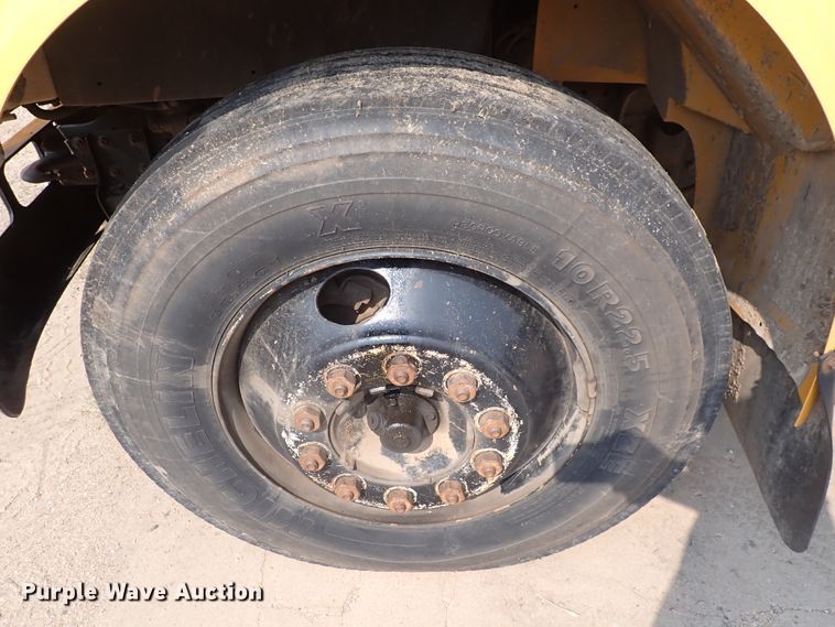 image for item DN1882 1996 International 3800  school bus