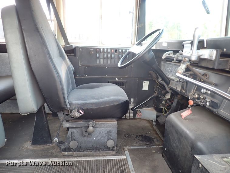 image for item DN1885 1995 International 3800  school bus