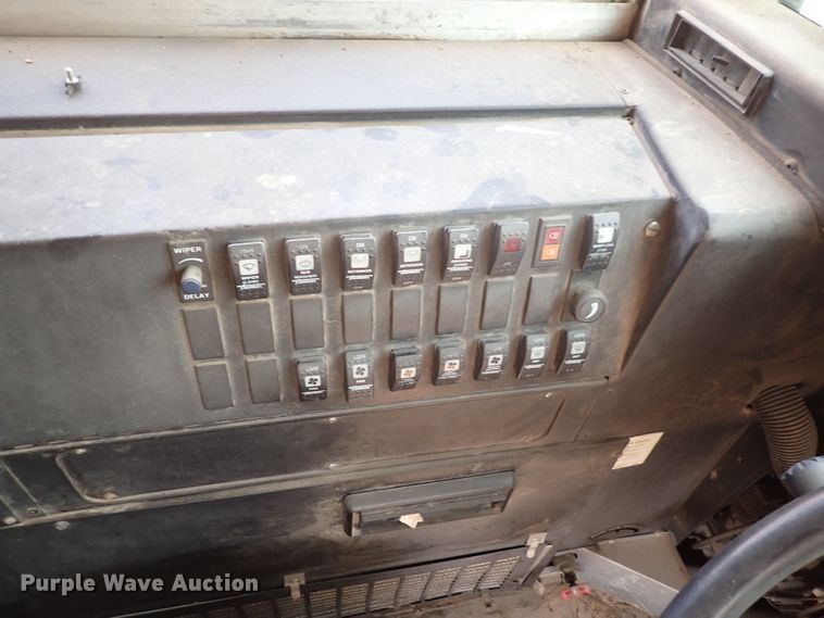 image for item DN1886 1997 International 3800  school bus