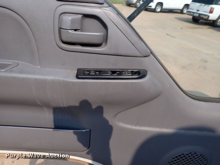 image for item DN1888 2006 Isuzu NPR  box truck