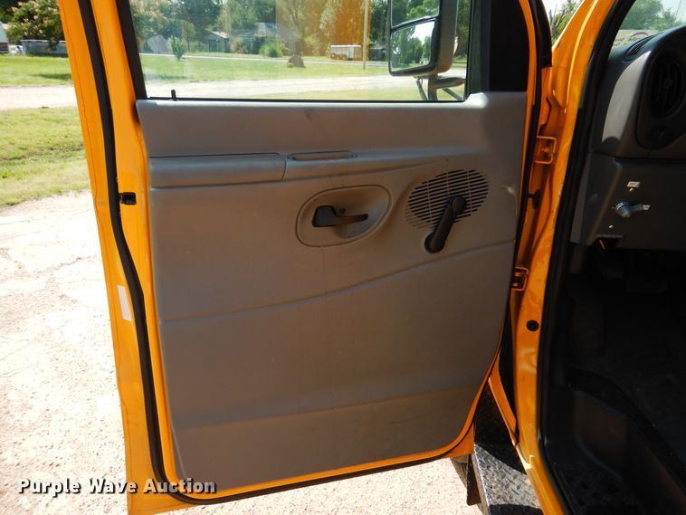 image for item DN1914 2006 Ford E350 Super Duty  school bus