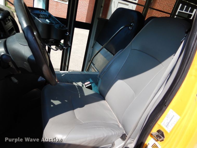 image for item DN1914 2006 Ford E350 Super Duty  school bus