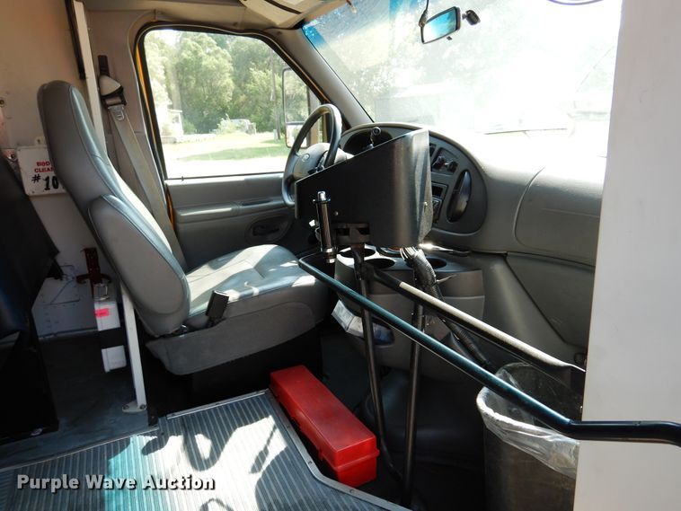 image for item DN1914 2006 Ford E350 Super Duty  school bus