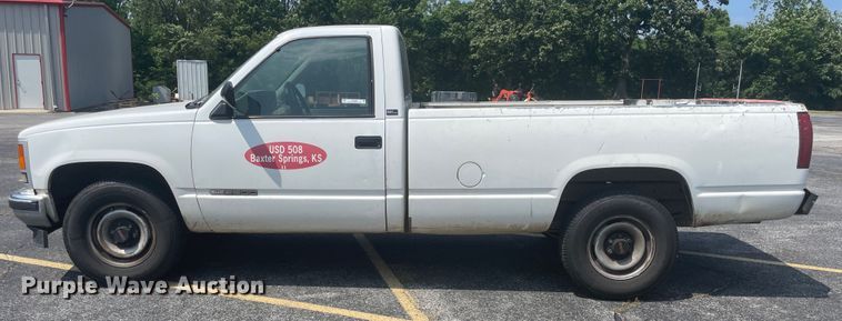 image for item IC9482 1993 GMC Sierra 2500  pickup truck