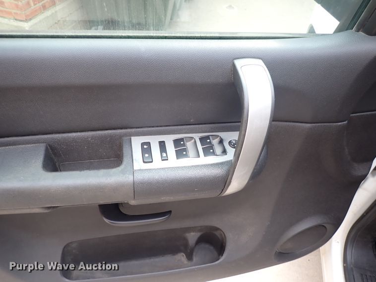 image for item IJ9881 2008 Chevrolet Silverado 1500  Crew Cab pickup truck