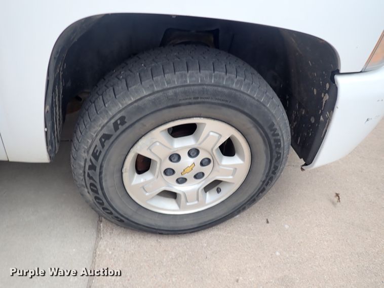 image for item IJ9881 2008 Chevrolet Silverado 1500  Crew Cab pickup truck