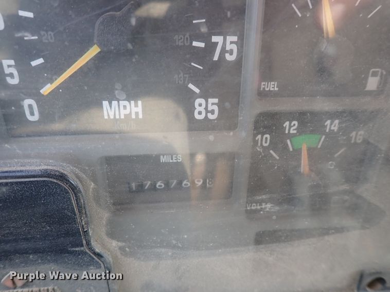 image for item IJ9906 1993 International 4900  dump truck