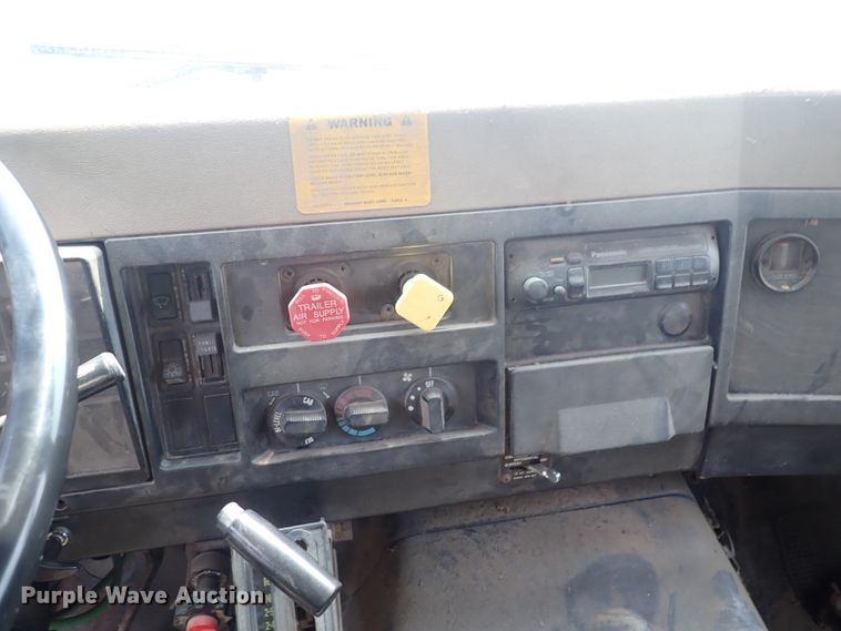 image for item IJ9906 1993 International 4900  dump truck