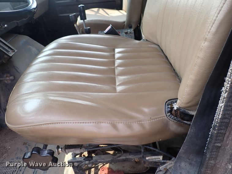 image for item IJ9906 1993 International 4900  dump truck