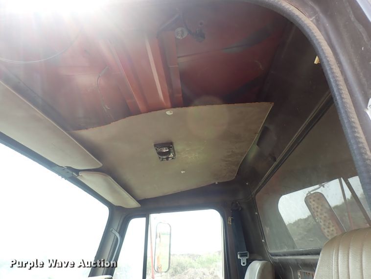 image for item IJ9906 1993 International 4900  dump truck