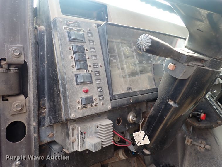 image for item IJ9906 1993 International 4900  dump truck