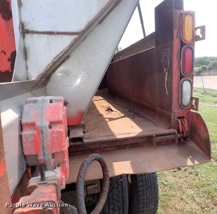 image for item IJ9906 1993 International 4900  dump truck