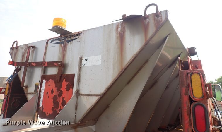 image for item IJ9906 1993 International 4900  dump truck