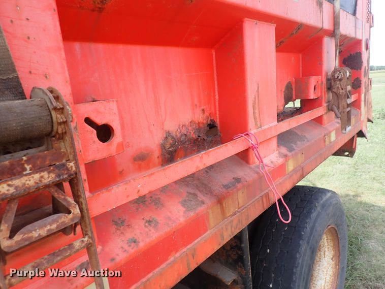 image for item IJ9906 1993 International 4900  dump truck