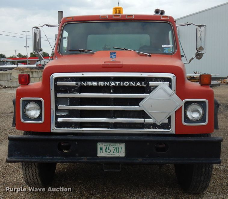 image for item IL9961 1981 International 1854  oil distributor truck