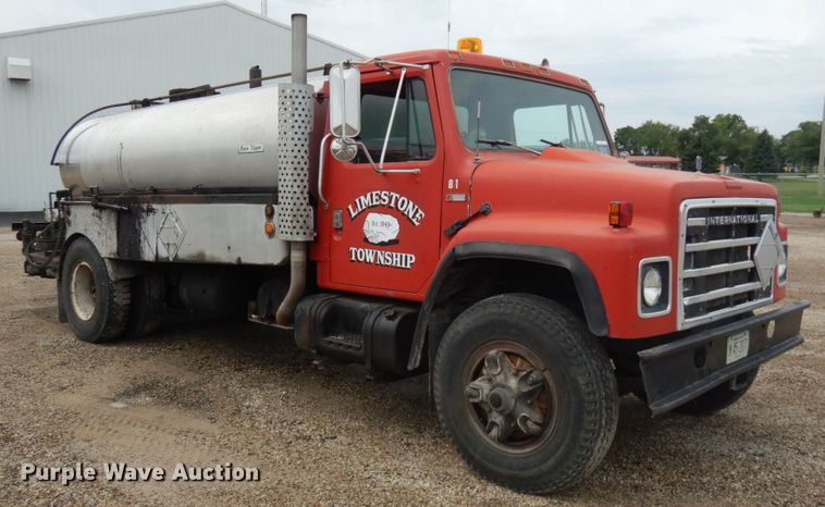 image for item IL9961 1981 International 1854  oil distributor truck