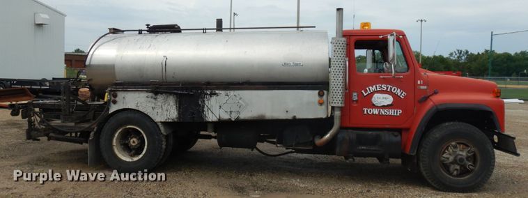 image for item IL9961 1981 International 1854  oil distributor truck