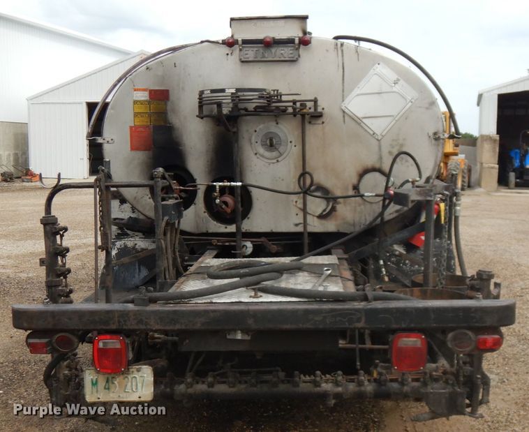 image for item IL9961 1981 International 1854  oil distributor truck