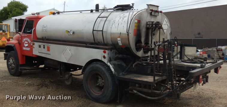 image for item IL9961 1981 International 1854  oil distributor truck