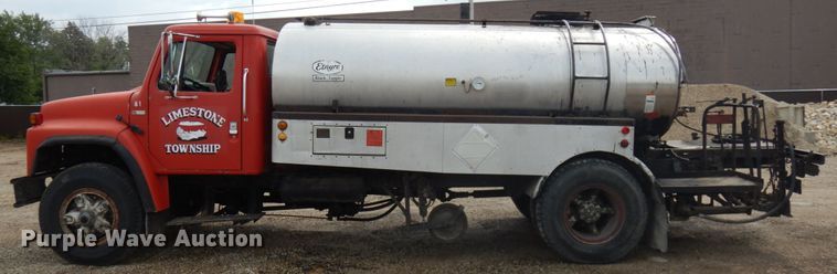 image for item IL9961 1981 International 1854  oil distributor truck