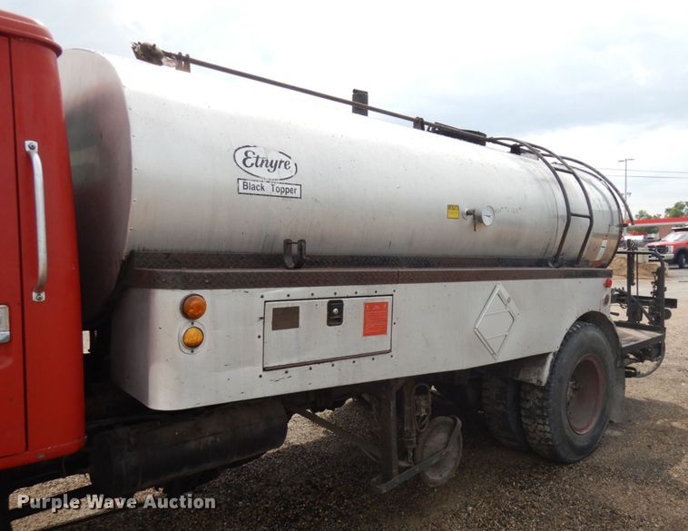 image for item IL9961 1981 International 1854  oil distributor truck