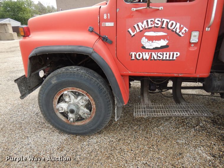 image for item IL9961 1981 International 1854  oil distributor truck