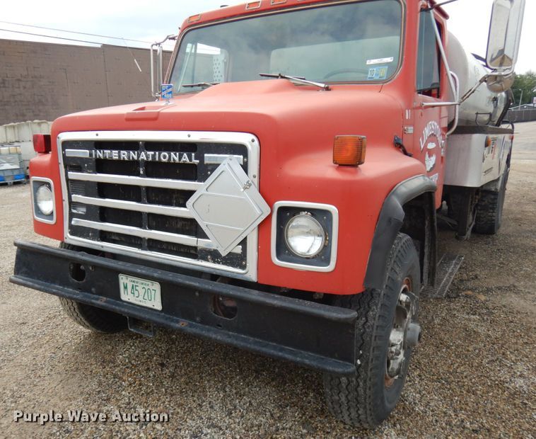 image for item IL9961 1981 International 1854  oil distributor truck
