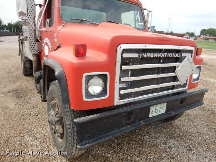 image for item IL9961 1981 International 1854  oil distributor truck