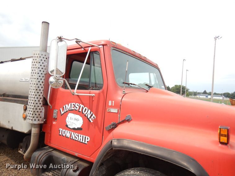 image for item IL9961 1981 International 1854  oil distributor truck