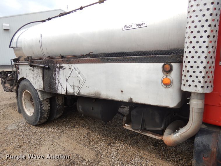 image for item IL9961 1981 International 1854  oil distributor truck