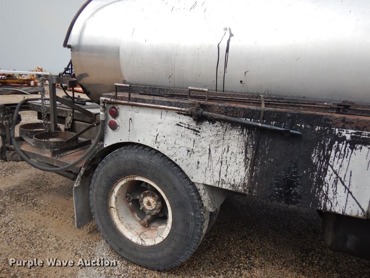 image for item IL9961 1981 International 1854  oil distributor truck