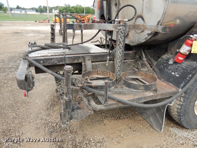 image for item IL9961 1981 International 1854  oil distributor truck