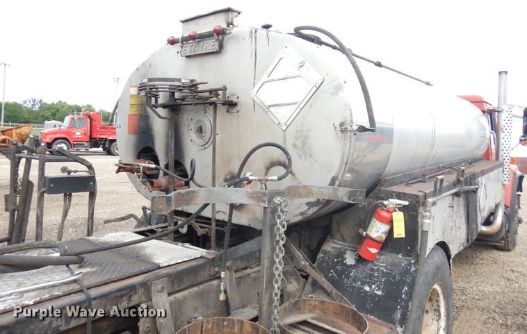 image for item IL9961 1981 International 1854  oil distributor truck