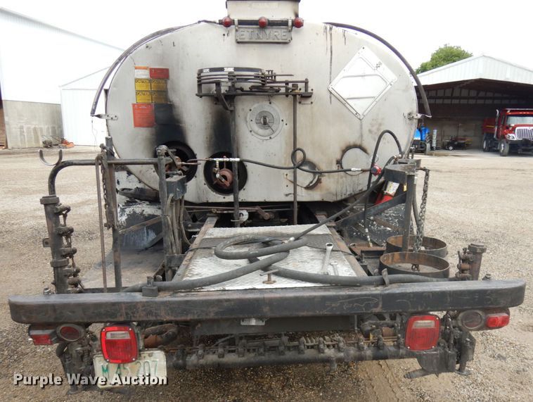 image for item IL9961 1981 International 1854  oil distributor truck