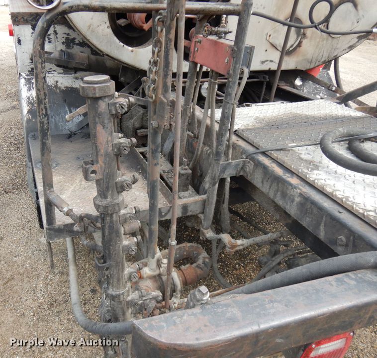 image for item IL9961 1981 International 1854  oil distributor truck