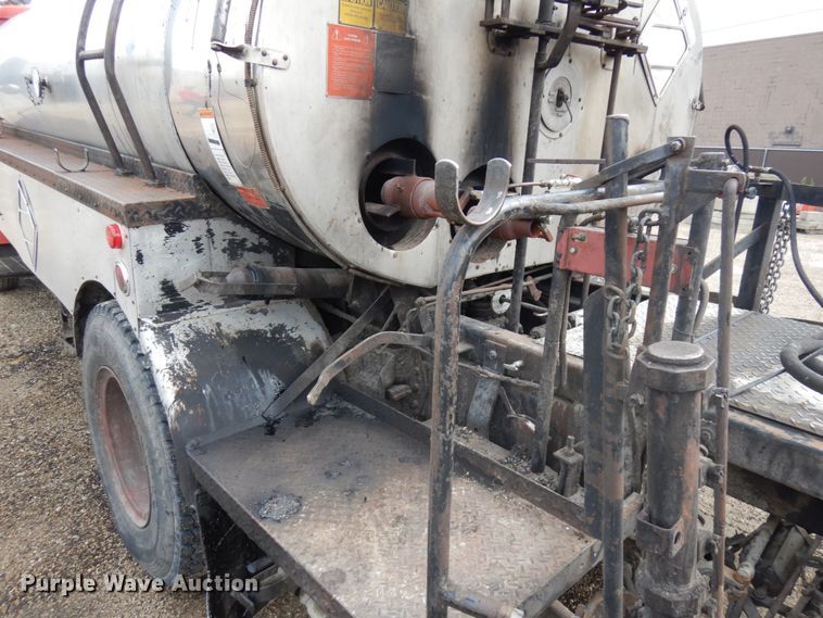 image for item IL9961 1981 International 1854  oil distributor truck