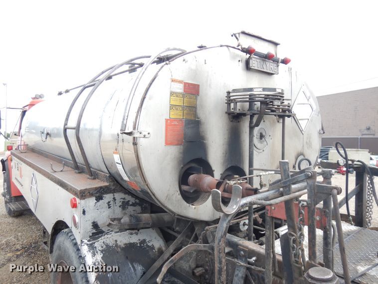 image for item IL9961 1981 International 1854  oil distributor truck