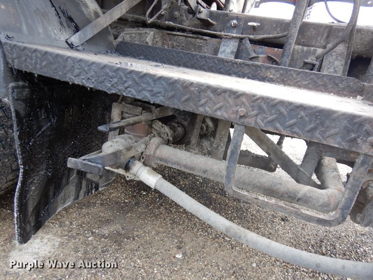 image for item IL9961 1981 International 1854  oil distributor truck